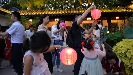 洛克王国中秋节（中秋小长假沪上公园热闹古猗园夜景首次亮相20位宝宝轻功水上漂）
