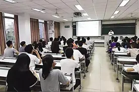 酷！这位大学老师的课学生可发弹幕提问吐槽图片