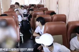 新来的小师弟找TFBOYS合影，暴露三小只的化妆间，和粉丝想的一样图片