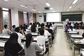 让上课更有趣！这位老师的课学生可发弹幕提问吐槽图片