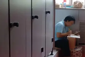 郑州高校保洁阿姨抽空在厕所学习，她的励志故事获天天正能量奖图片