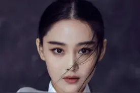 崔雪莉直播被偷拍，吓得躲到桌子下，女孩子在外要保护好自己图片