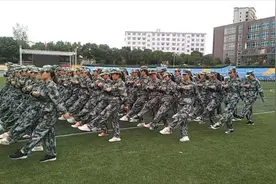 班上43人全女生：爸爸不担心我谈恋爱了视频封面