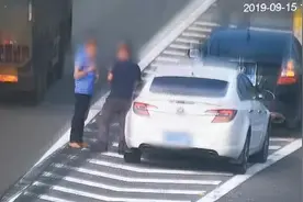 司机在高速分流鼻上聊天：以为是斑马线视频封面