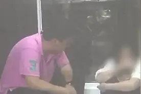 结婚纪念日当天，妻子在家苦等，他却和女邻居聊了2个多小时！视频封面