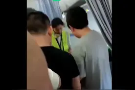 素质呢？乘客嫌座位窄霸占前排座位 致航班延误30分钟视频封面