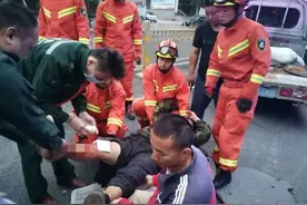 凌晨货车和推土机相撞致油箱泄漏、一人被困 消防员破拆救出被困者图片