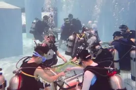 潜水员泳池底打麻将，网友评论炸开锅视频封面