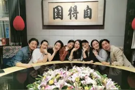 班长公开中戏96级学生证件照，梅婷跟胡静曾黎章子怡美太多了图片