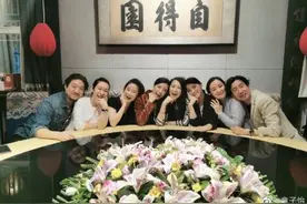 班长公开中戏96级学生证件照，梅婷跟胡静曾黎章子怡美太多了图片