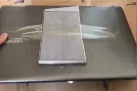 电脑去哪了？大学生网购笔记本电脑，到手竟是空壳加瓷砖！视频封面