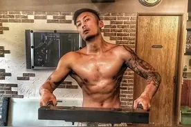 为一个镜头健身11个月，余文乐晒巅峰肌肉照，胸肌很强壮图片