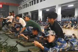 军训新花样！模拟打靶训练 新生：像打射击游戏 紧张又兴奋图片