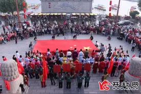 开封府“包大人”与数百名游客齐声歌唱祖国图片