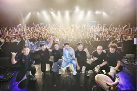 隔壁老樊巡回演唱会上海开唱 现场掀起合唱热潮图片