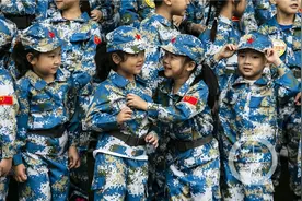当可爱萌娃遇上严肃军训 画面萌翻了图片