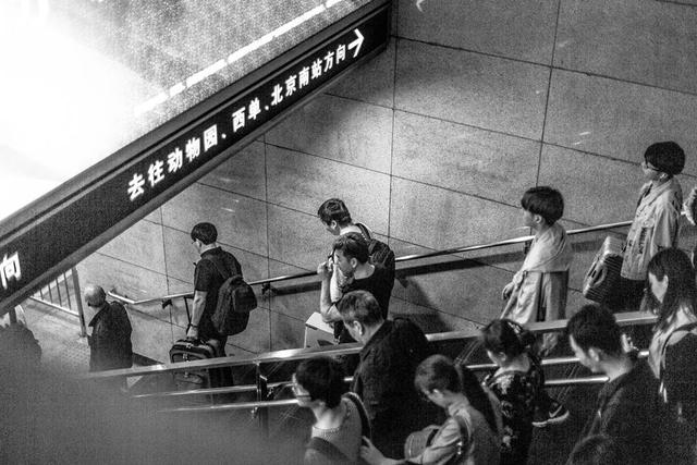 地铁味，一座城市的“嗅觉地标”！大城市生活的艰辛，地铁上总是最明显