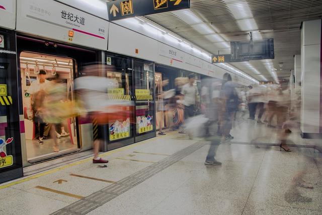 地铁味，一座城市的“嗅觉地标”！大城市生活的艰辛，地铁上总是最明显