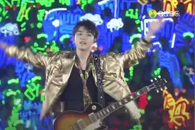 TFBOYS同时更换吉他肩带，而且找的是同一位师傅，再次验证了一点图片