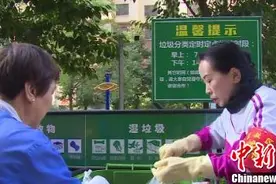 山西长治积分奖励引导垃圾分类 自制“破袋神器”便民投放图片