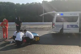 今晨嘉松中路发生交通事故 轿车撞上道路作业工人图片