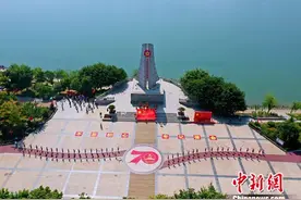航拍江西于都中央红军长征出发地纪念园 70名小学生齐唱国歌图片