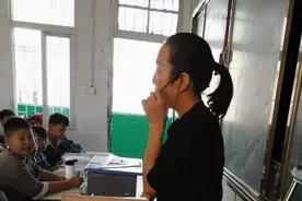 感动到哭！南阳乡村女教师拄拐上课刷爆朋友圈，背后真相感人图片