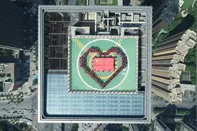 爱国红心在268米顶楼呈现，千人共唱《歌唱祖国》图片