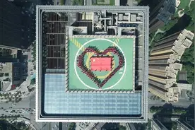 爱国红心在268米顶楼呈现，千人共唱《歌唱祖国》图片