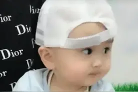 1岁宝宝打针不哭不闹，妈妈表扬孩子真乖，半年后体检才知是病图片