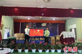 云南希望工程走进缅甸木姐 捐赠助学礼包援建体育园地图片