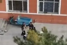 高校禁外卖，小哥穿便装步行偷偷送餐视频封面