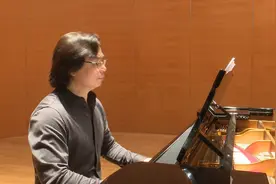 先有曲后填词的《我和我的祖国》是怎么创作出来的？视频封面