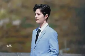 肖战身穿蓝色西装干净清爽 低头浅笑沉稳内敛侧颜精致图片