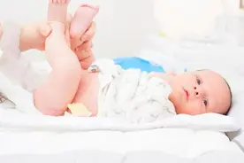 你会给孩子换尿布吗？对比一下正确方法，看看你做得对不对图片