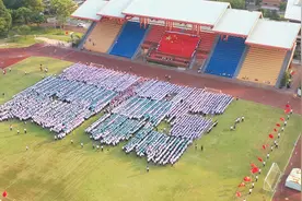 视频|70名学生手执巨幅国旗，中山纪中举行国庆升旗仪式视频封面