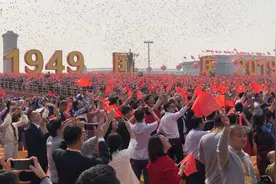 国庆丨天安门前群众大合唱《歌唱祖国》视频封面
