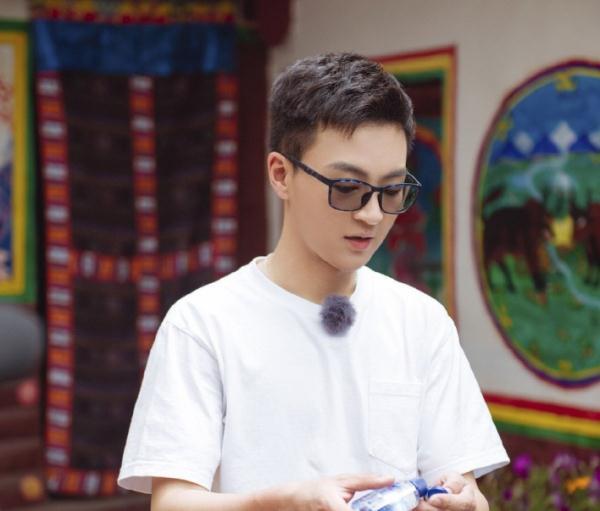 难怪吴刚的儿子那么眼熟，再刷一遍《亲爱的热爱的》，终于懂了