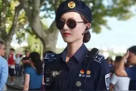 真飒！西湖美女警察执勤英姿飒爽，游客合影直呼太美视频封面