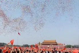 阅兵的7万只气球去哪了？技术指导揭秘视频封面