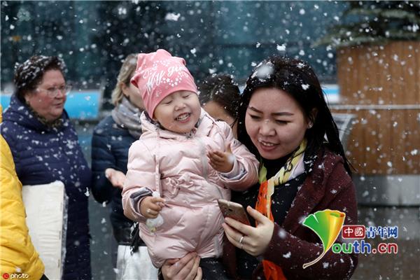 洁白造句一年级（莫斯科初雪纷飞 片片洁白如柳絮）