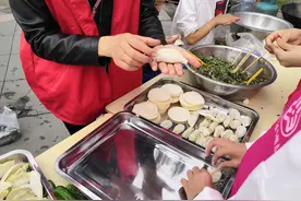 真香！成都郫都区友爱镇老人同吃“国庆面”过重阳节图片
