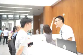 视频| 东莞市民服务中心试运行首日，市民：太方便了！（附办事预约指南）视频封面