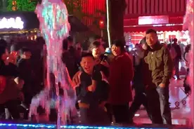 普通喷泉被当“喊泉”，数百人围着呐喊视频封面