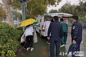 聊城一少女醉卧花池边吐到不省人事，刚刚参加完同学聚会图片
