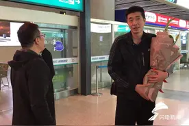 载誉归来！山东最帅女排教练安家杰返济，曾是郎平的“小迷弟”图片
