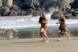 陈伟霆和黄景瑜打扮野人造型在海边上演追逐战，这俩人也太搞笑了图片