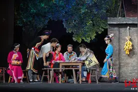 话剧《白云深处》成都首演，演绎最美大学生村官图片