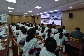 了解月球与地球的关系 济南二中地理组刘军老师开设地理大讲堂图片