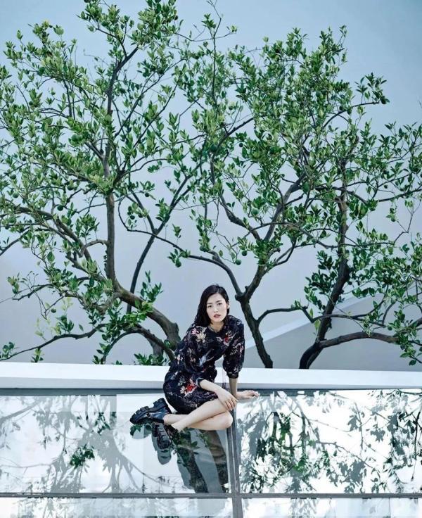 刘雯个人工作室曝光，仅沙发茶几要几十万？水晶玻璃墙耗时6个月